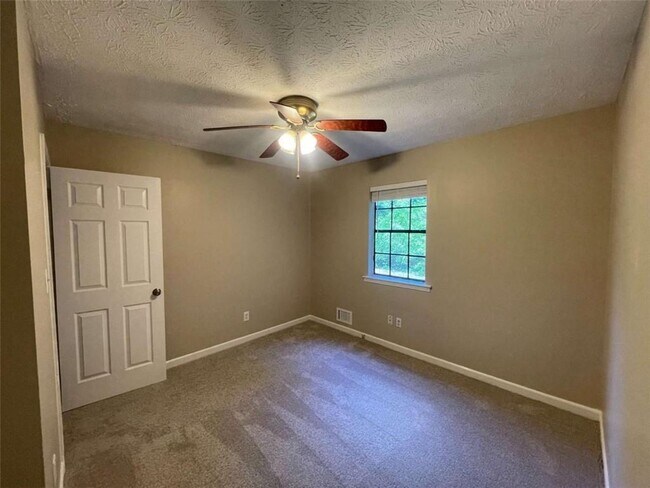Building Photo - 55 Hunt Ridge Dr