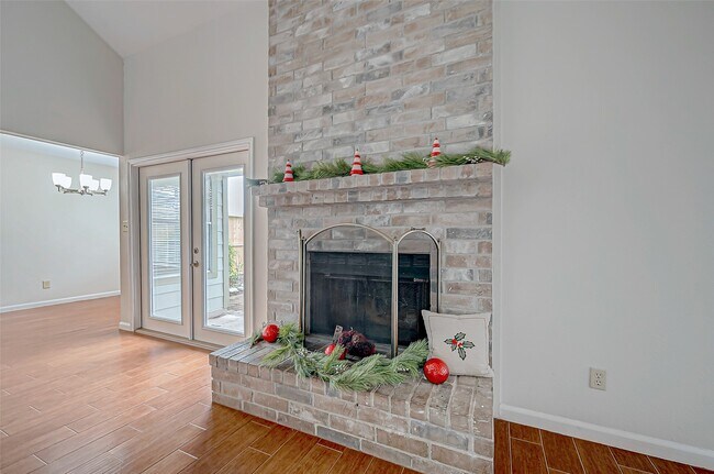 Building Photo - 2022 Highland Hills Dr