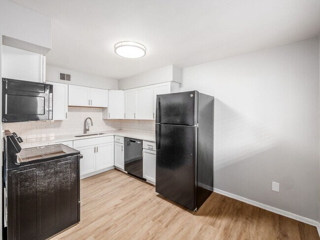 Building Photo - 593 Riverview Dr