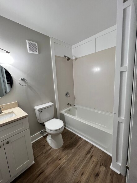 Full bathroom - 3035 Huntleigh Dr