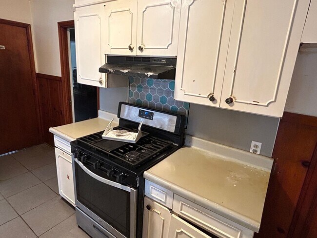 Building Photo - 5 Bedrooms Near Downtown!