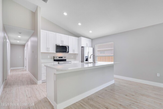 Building Photo - 857 Dunbar St