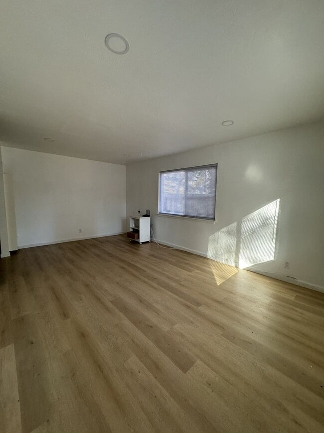 Building Photo - 2 Bedroom near Stateline