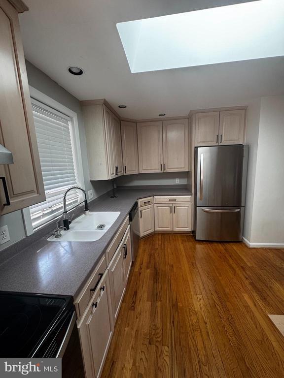 Building Photo - 2133 Hallmark Dr