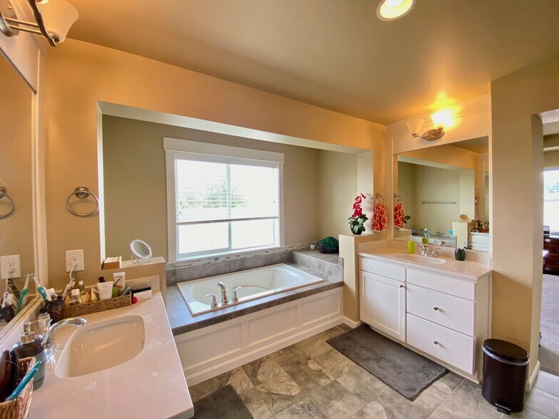 Building Photo - Welcome to the Claremont community in the Renton Highlands!