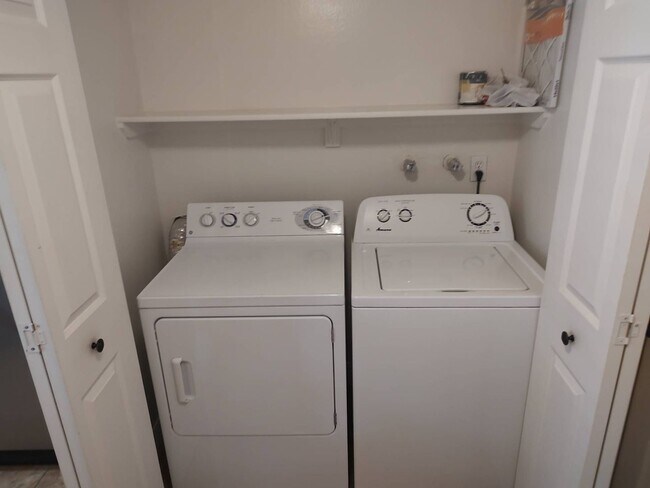 Building Photo - 3 Bedroom - 2  Bedroom - 1656 Sq. Ft - Cas...