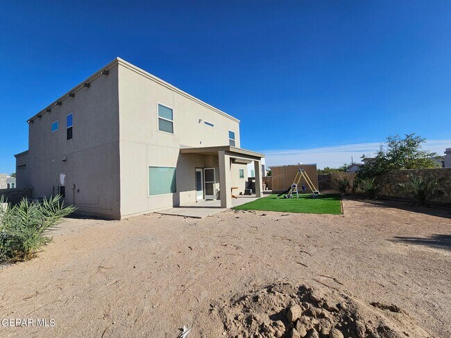 Building Photo - 777 Aislaby St
