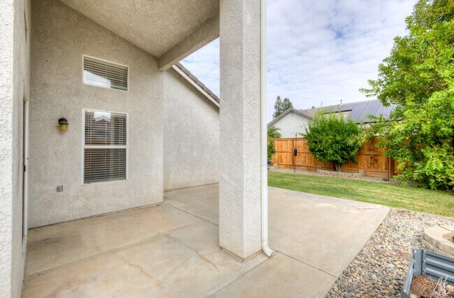 Building Photo - 2898 E Pryor Dr