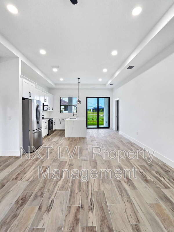 Building Photo - 4113 Kismet Pkwy W