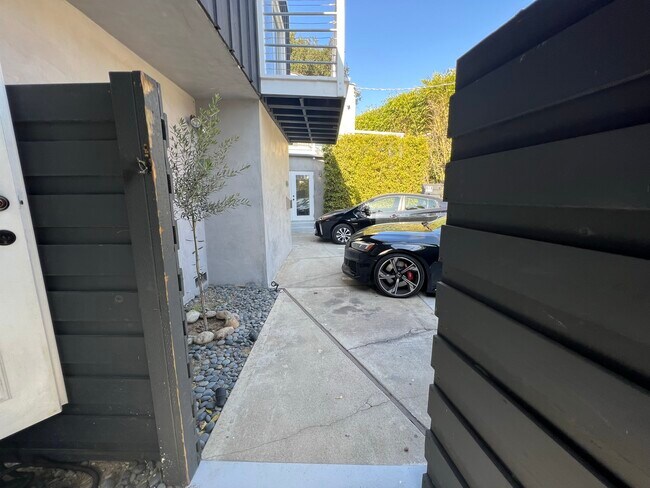 Building Photo - 6121 Glen Holly St