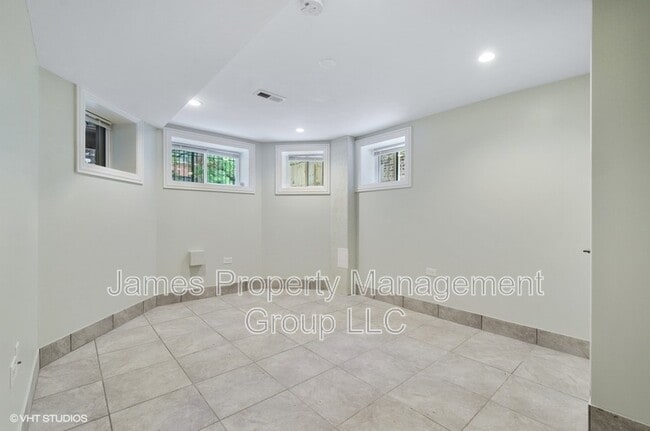 Building Photo - 5816 N Ridge Ave