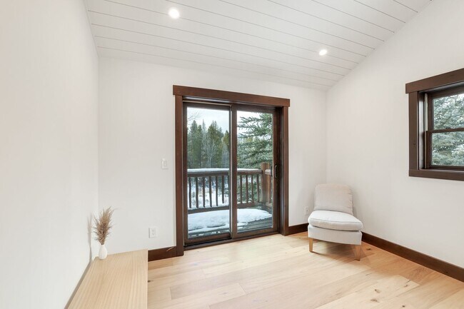 Building Photo - Luxury 3 bedoom/2.5 bathroom Home w/ Hot Tub