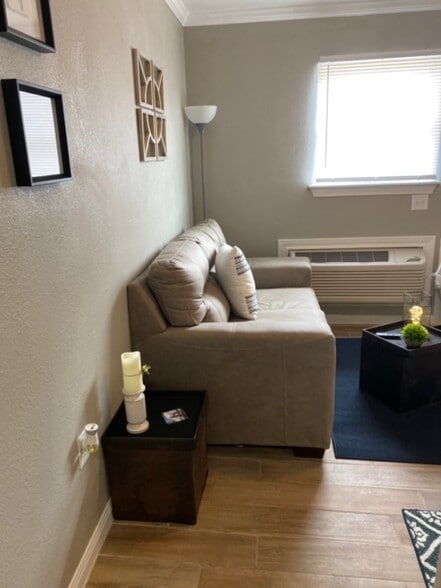 living room - 906 S Colorado St