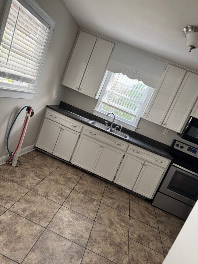 Building Photo - 320 W 41st St