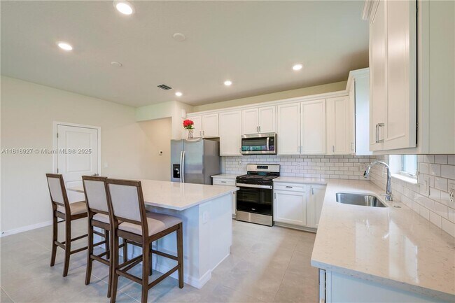 Building Photo - 12300 SW Myrtle Oak Dr