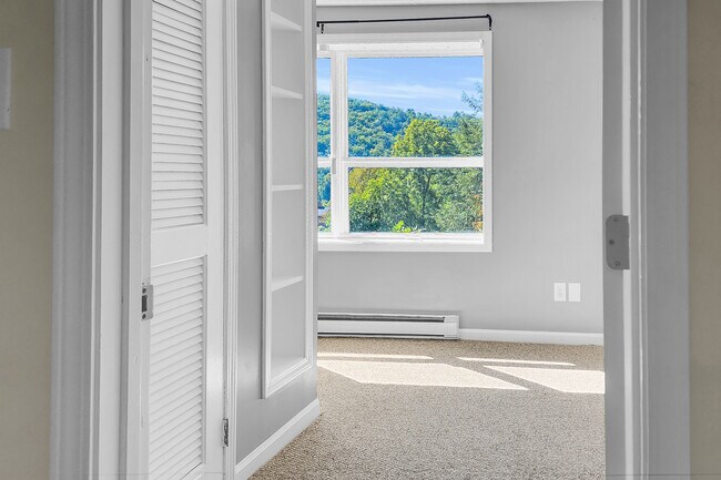 Building Photo - 910 Old Fort Rd