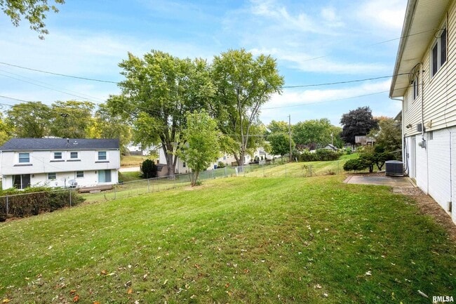 Building Photo - 3106 Maplecrest Rd