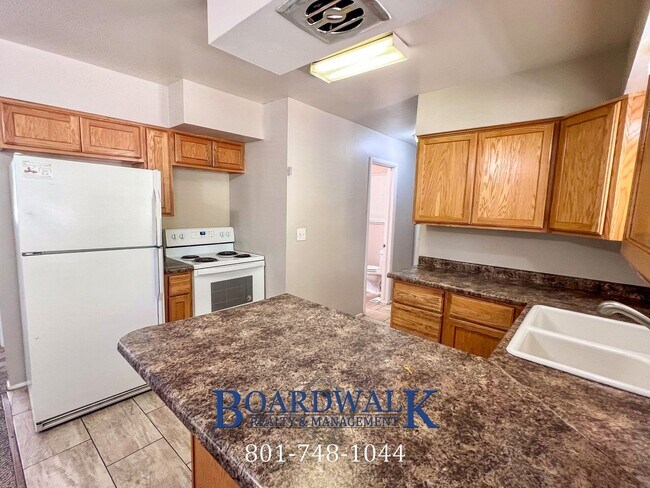 Building Photo - Awesome Sandy 5 Bed 2 Bath House!