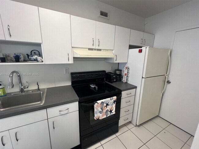 Building Photo - 100 Lincoln Rd