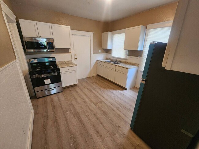 Building Photo - Charming 4-Bedroom Property in Prime Location