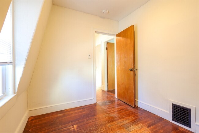 Building Photo - 68 Newhall St