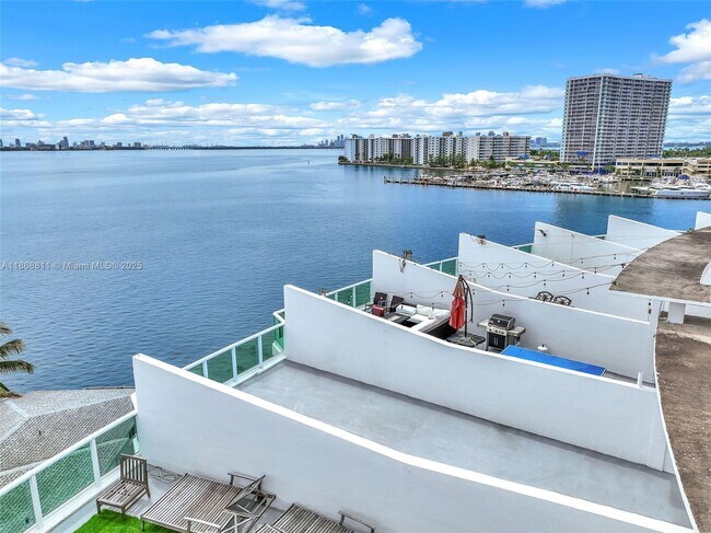 Building Photo - 2000 Bay Dr