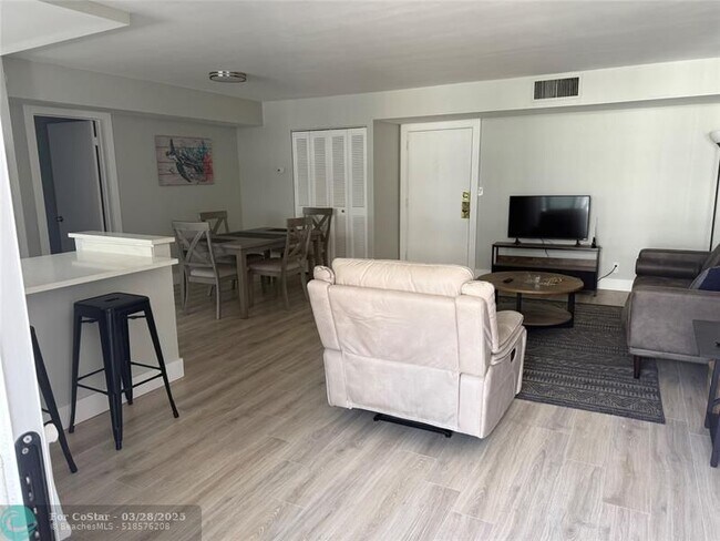 Building Photo - 1236 Hillsboro Mile