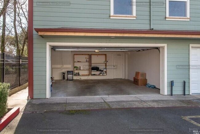 Building Photo - Elegant-Ideally located-Windsor Green End ...