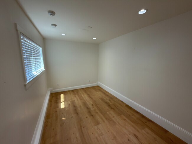 Building Photo - Prime Santa Clara Location | Bright 3BR/2.5BA End-Unit | 2 Primary Suites | Central Heat & AC