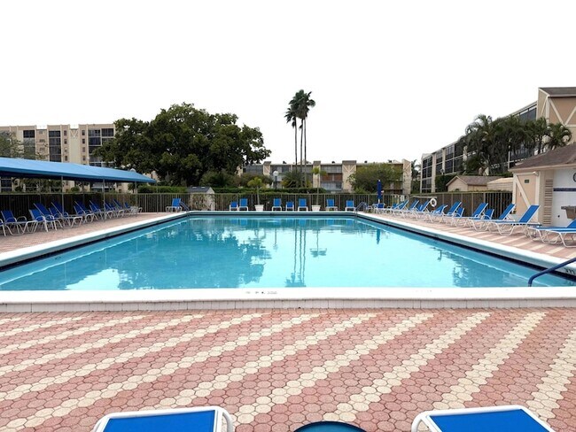 Building Photo - 7076 Huntington Ln