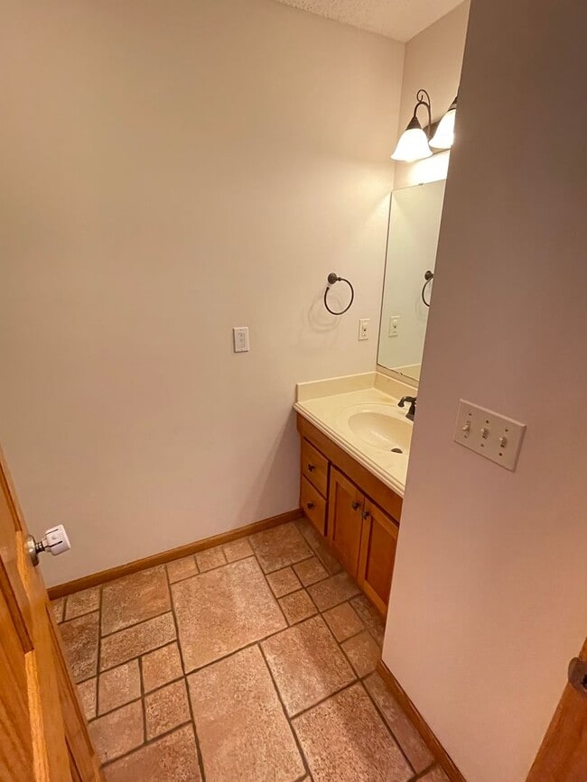 Building Photo - AVAILABLE NOW - 4 Bed, 3.5 Bath Home in He...