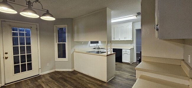 Building Photo - 211 Plantation Rd