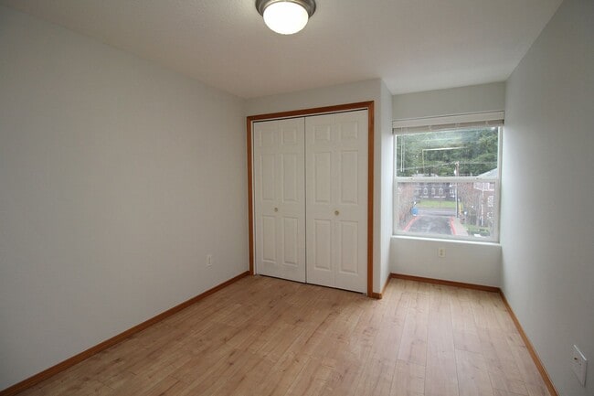 Building Photo - 683 NE 162nd Ave