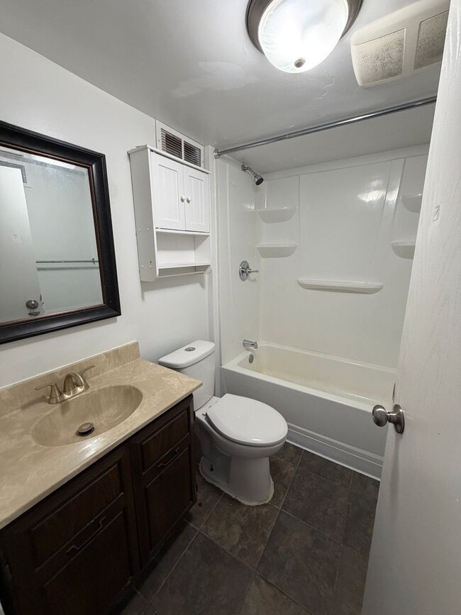 Building Photo - Charming 3-bed, 2-bath Single Family Home!