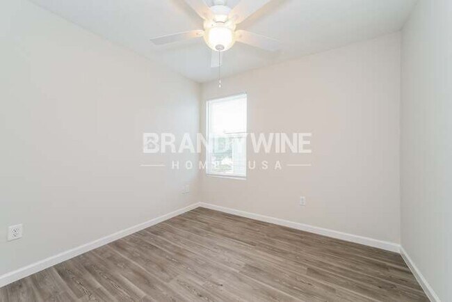 Building Photo - 520 Narnia Ct