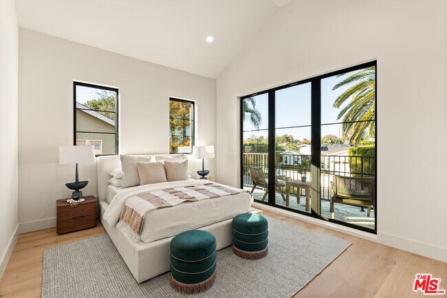 Building Photo - 11748 La Maida St