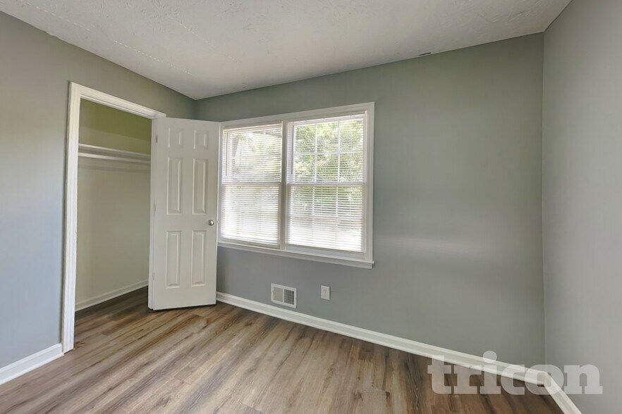 Building Photo - 847 Raintree Way SE