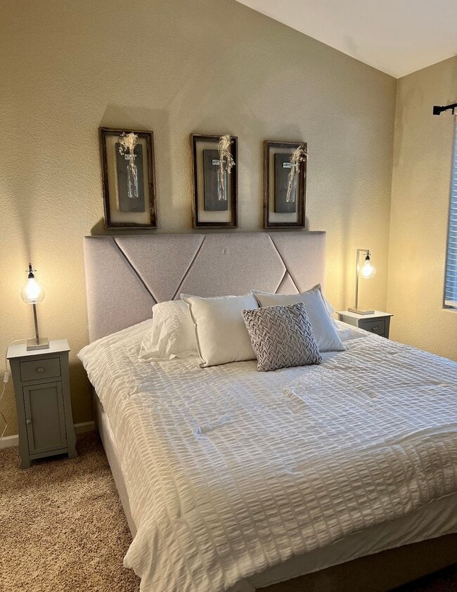 Building Photo - July 1st Move in! Top Floor 2 Bed / 2 Bath...