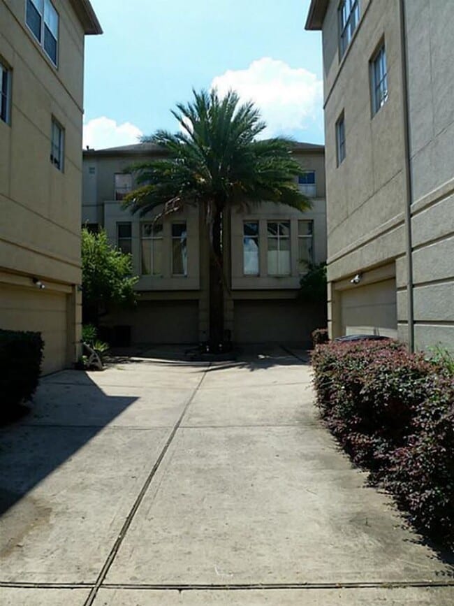 Building Photo - Stunning Townhouse In A Great Location Near Memorial Park!