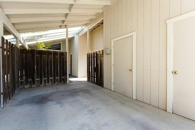 Building Photo - 3315 Victoria Pl