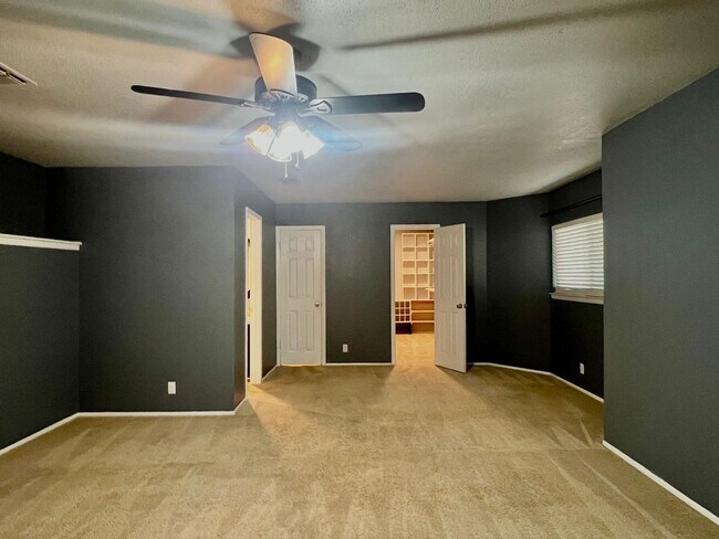 Building Photo - Charming Rental with Amazing Back Patio!