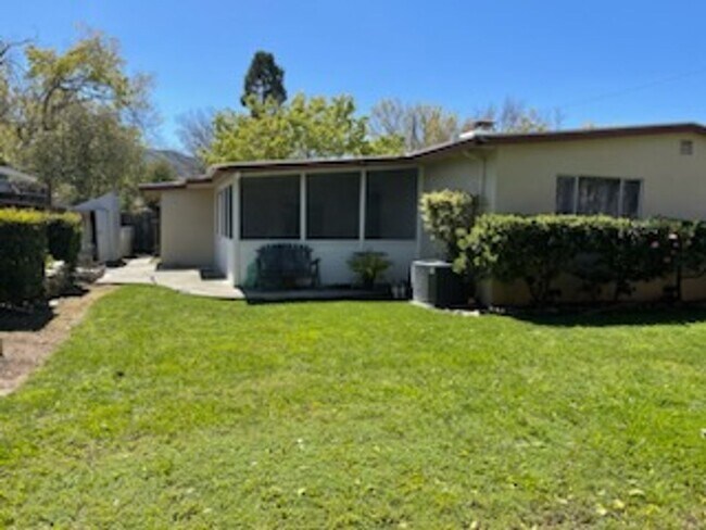 Building Photo - Lovely 3 Bedroom with spacious yard. Great location!