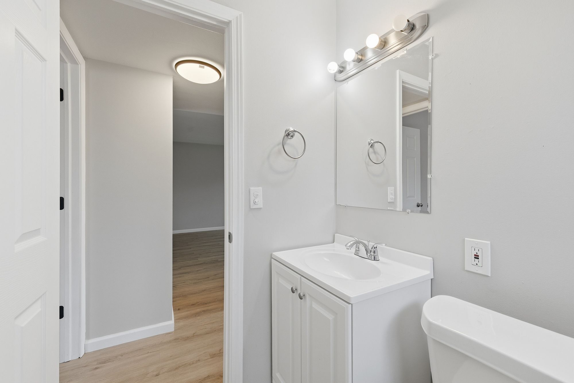 Building Photo - 84 Lasalle St