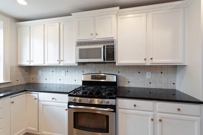 Building Photo - 1601 Spring Dr