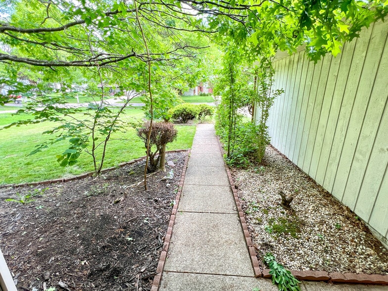 Building Photo - 25946 Tallwood Dr