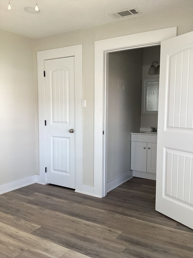 Building Photo - Gorgeous Newly Renovated 1 Bedroom Pets We...