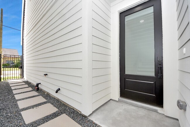 Building Photo - 4818 Cochran St