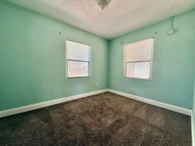 Building Photo - Super Cute 3/2 Close to Downtown!