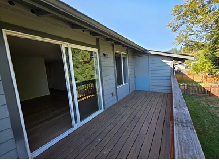 PATIO - 214 Portland Ct SW