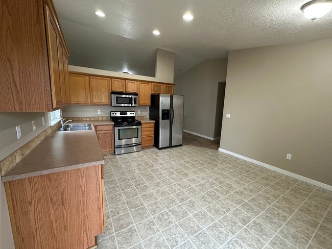 Building Photo - 3 Bedroom 2 Bath Home In NE Albany On a De...